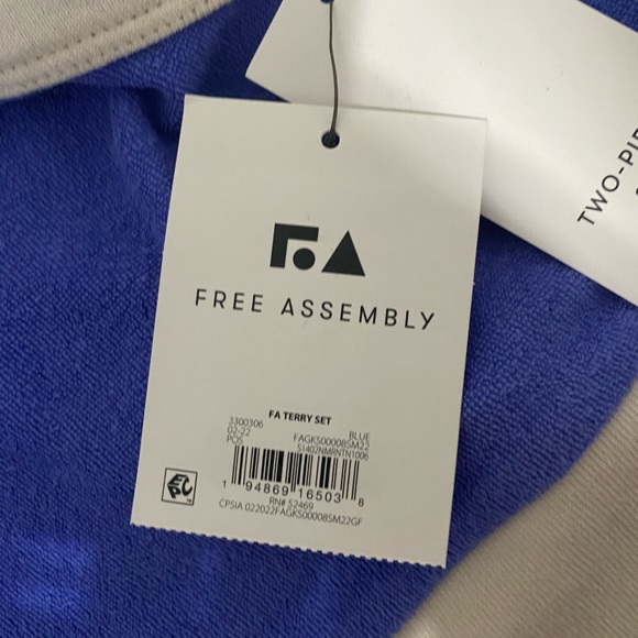 Free Assembly Two Piece Set - Picture 3 of 13